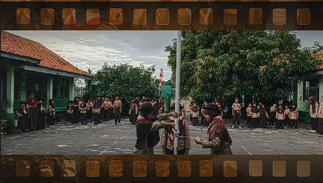 Kegiatan upacara dan barisan siswa di halaman sekolah