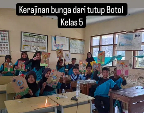 Siswa menunjukkan hasil karya pembelajaran
